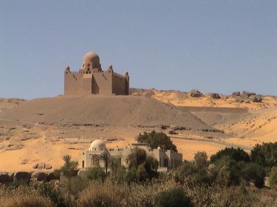 agha-khan-mausoleum-in